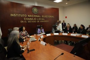 integrantes del consejo local laborando en el salón de sesiones