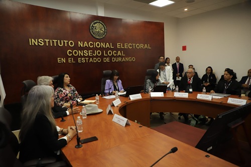 integrantes del consejo local laborando en el salón de sesiones