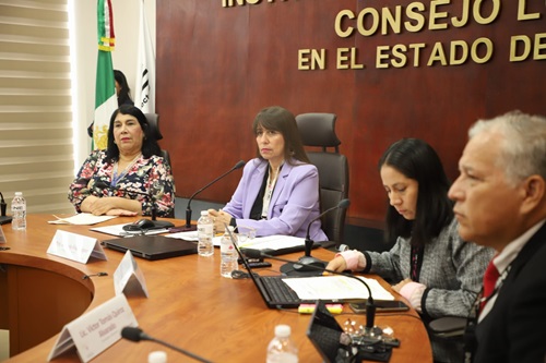 cuatro personas sentadas dialogando entre ellas