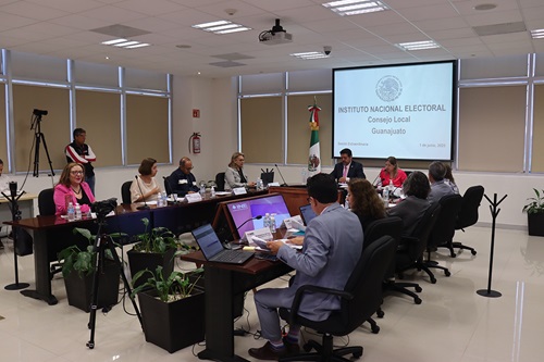 Integrantes del consejo local sentados en el salón de sesiones trabajando