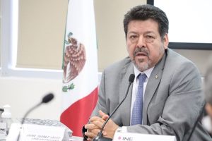 una persona con saco gris está sentada