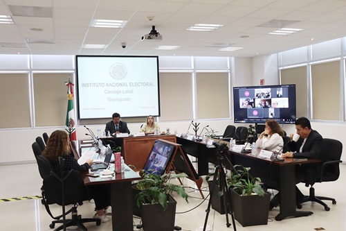 integrantes de consejo local sentados en la sala de sesiones