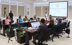 Integrantes de consejo local sentados en la sala de sesiones