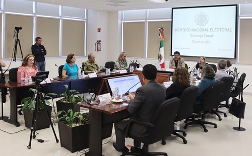 Integrantes de consejo local sentados en la sala de sesiones