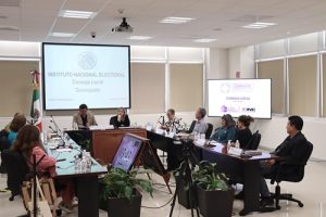 integrantes de consejo local sentados durante sesión de trabajo