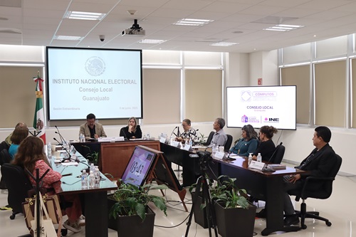 integrantes de consejo local sentados durante sesión de trabajo