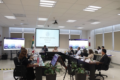 integrantes de consejo local sentados en el salón de sesiones