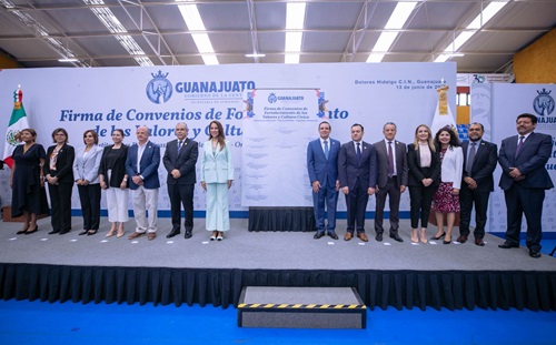 varias personas de pie en el presidium del evento