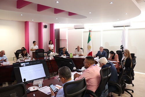integrantes de consejo local sentados en salón de sesiones
