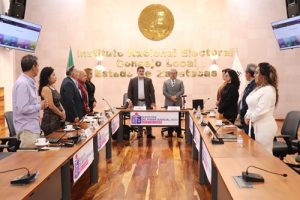 integrantes del consejo local de pie en el salón de sesiones