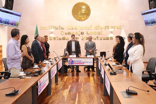 integrantes del consejo local de pie en el salón de sesiones
