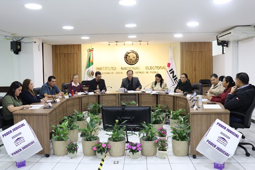 integrantes del consejo local sentados en la sala de sesiones