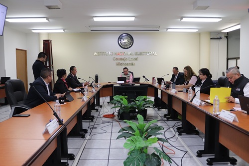 integrantes del consejo local sentados en la sala de sesiones
