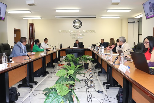 integrantes de consejo local sentados en sala de sesiones