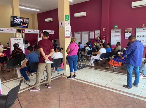 varias personas al interior de un Módulo esperando su turno para ser atendidos