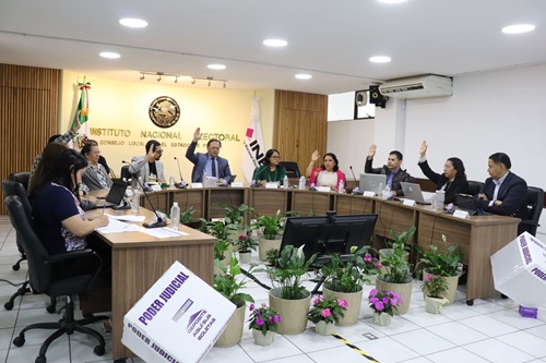 integrantes del consejo local votando a mano derecha alzada