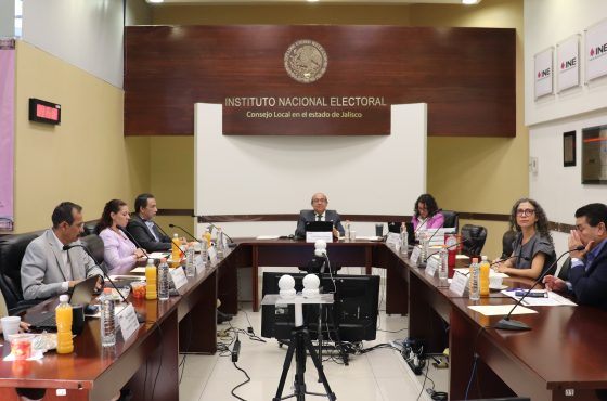 personas del consejo local sentados en salón de sesiones