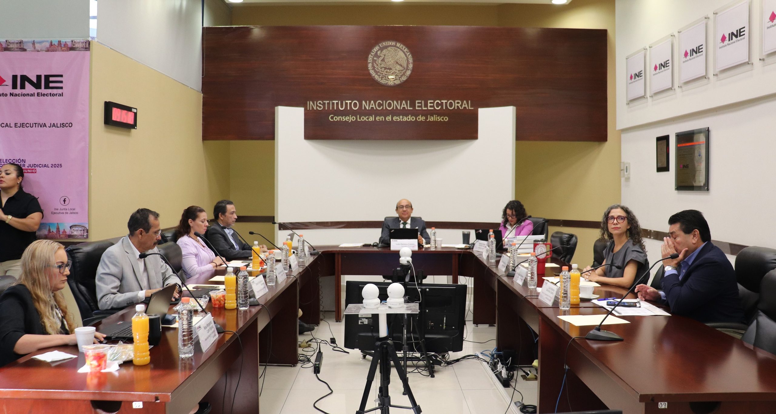 personas del consejo local sentados en salón de sesiones