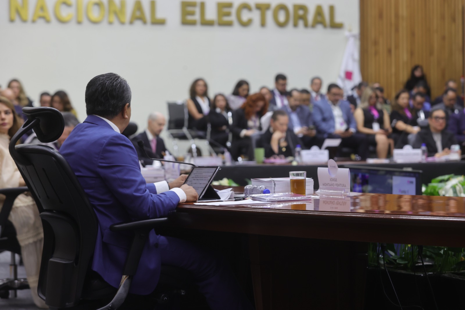 Consejero Electoral Jorge Montaño en el salón de sesiones del Consejo General