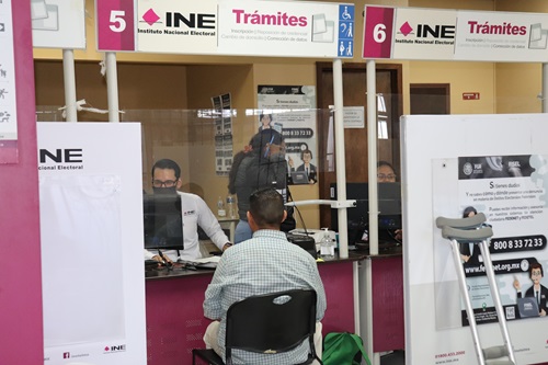 Una persona sentada en una ventanilla del Módulo para tramitar su credencial