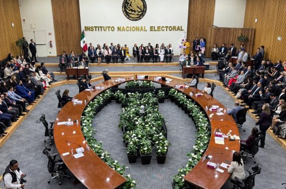 Consejeras y consejeros electorales en el salón de sesiones del Consejo General