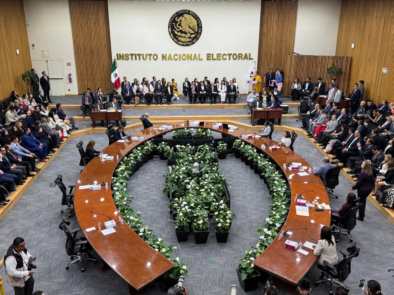 Consejeras y consejeros electorales en el salón de sesiones del Consejo General