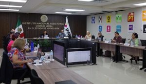 integrantes del consejo local sentados en sesión de trabajo