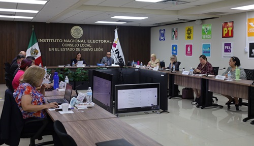 integrantes del consejo local sentados en sesión de trabajo