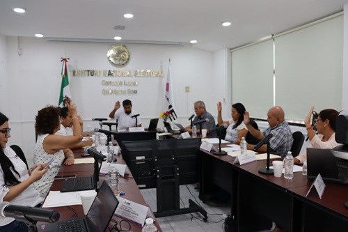 integrantes del Consejo Local sentados en el salón de sesiones trabajando