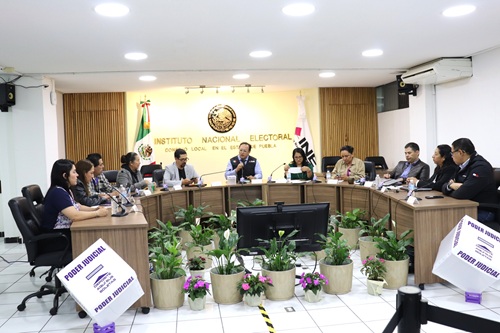 integrantes del consejo local sentados en el salón de sesiones trabajando