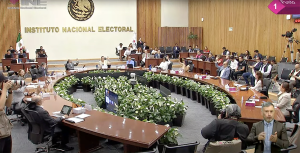 Las y los consejeros del INE analizan asuntos en el salón de sesiones del Consejo General