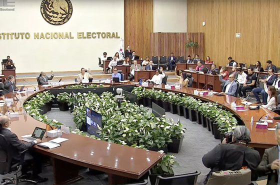 Las y los consejeros del INE analizan asuntos en el salón de sesiones del Consejo General
