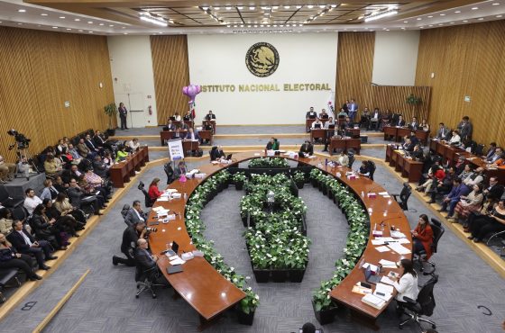 Consejeras y consejeros electorales en el salón de sesiones del Consejo General