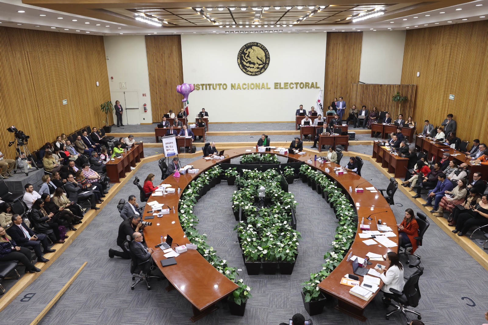 Consejerías en el salón de sesiones del INE