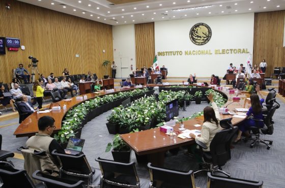 Consejeras y consejeros del INE en el salón de sesiones del Consejo General