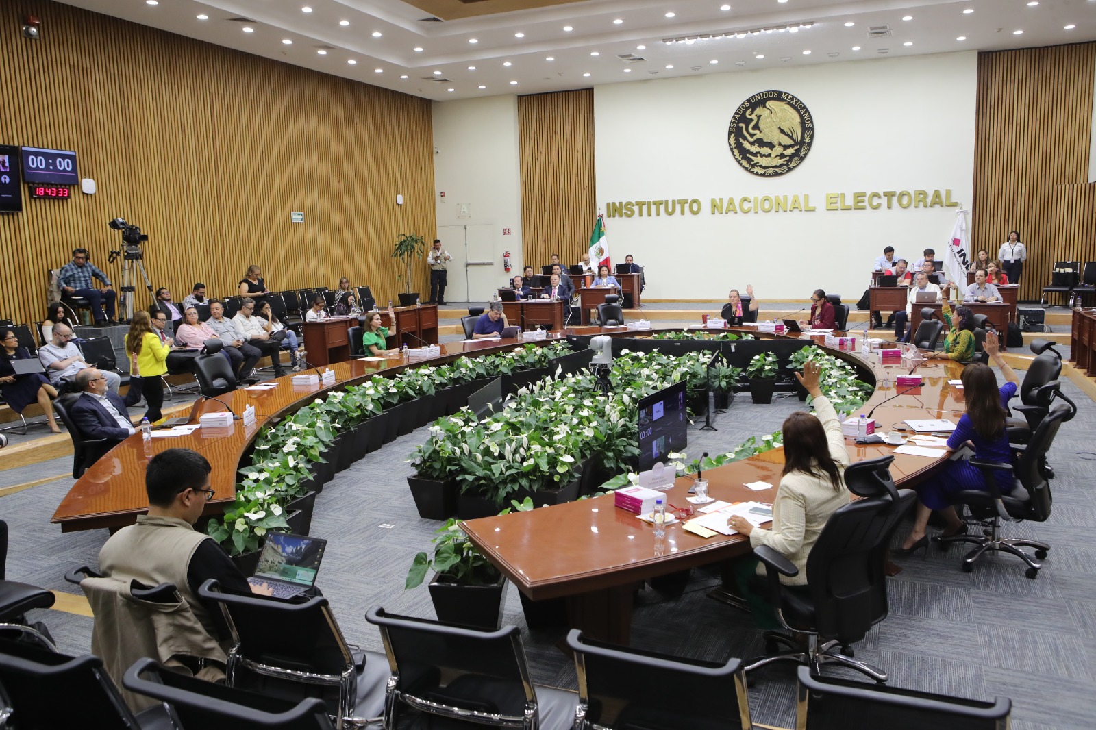 Consejeras y consejeros del INE en el salón de sesiones del Consejo General