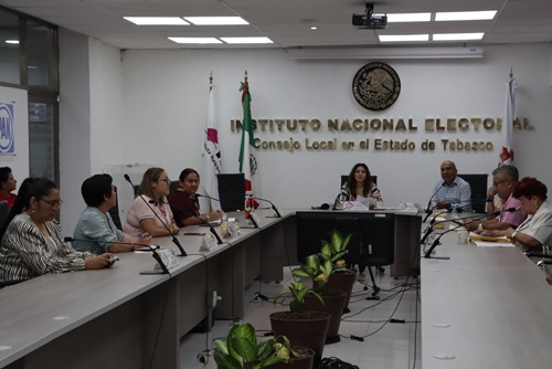 Integrantes del Consejo Local en sesión de trabajo