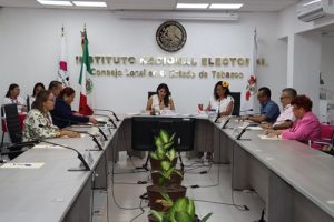 consejo local sentados en salón de sesiones laborando