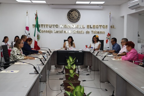 consejo local sentados en salón de sesiones laborando