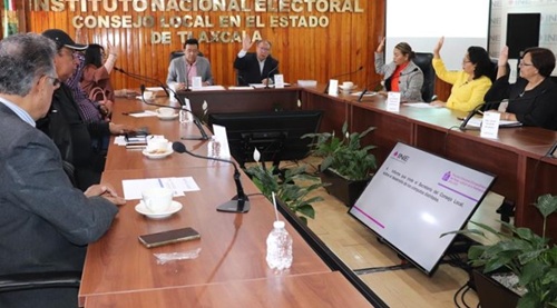 consejeros del INE Tlaxcala votando a mano alzada durante sesión