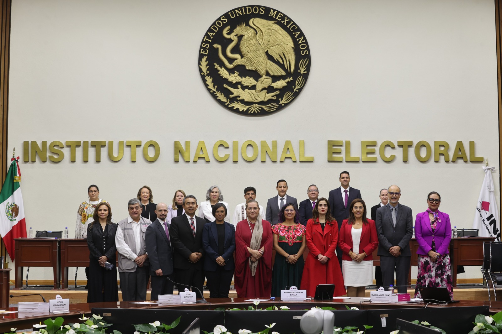 Consejeras y consejeros electorales en el salón de sesiones del Consejo General