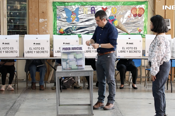 Día de votación de la elección del Poder Judicial, personas votando