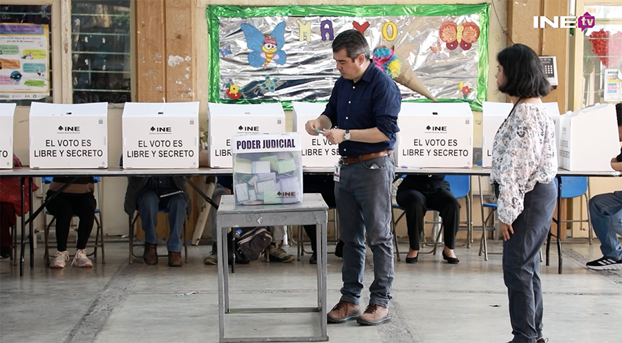 Día de votación de la elección del Poder Judicial, personas votando