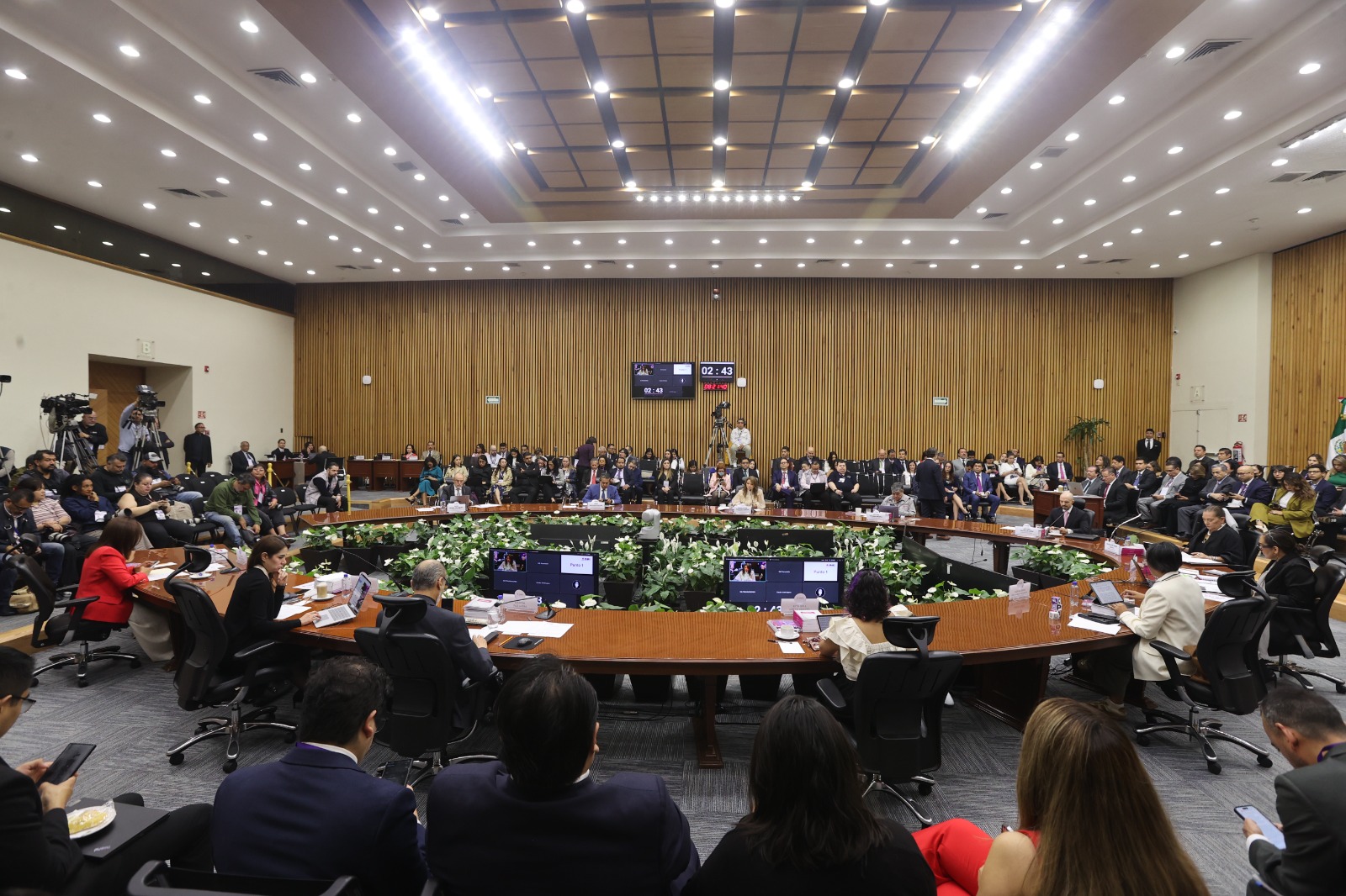 Consejeras y consejeros del INE en el salón de sesiones del Consejo General