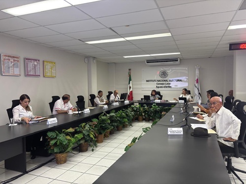 integrantes del consejo local sentados en el salón de sesiones trabajando