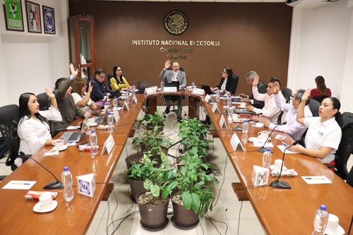 integrantes del consejo local sentados en salón de sesiones trabajando