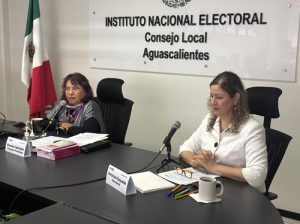 dos integrantes del consejo local sentadas y trabajando