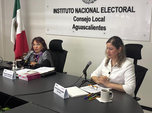 dos integrantes del consejo local sentadas y trabajando
