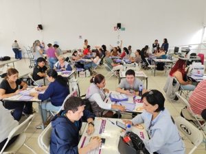 trabajadores del INE llevando a cabo los cómputos distritales