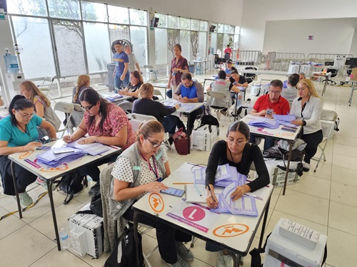 varias personas del INE realizando cómputos distritales
